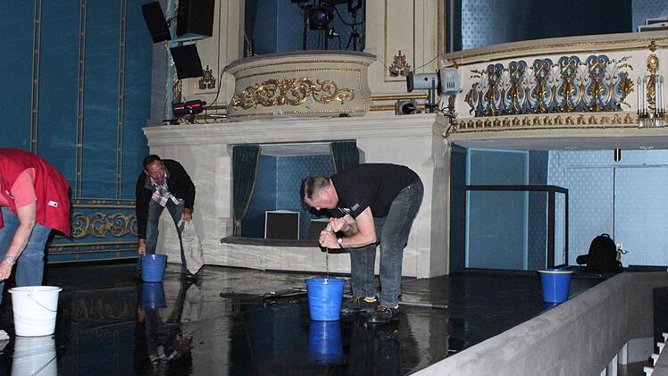 Aufwischarbeiten auf der Bühne des Landestheaters Coburg.Foto: Jochen Berger