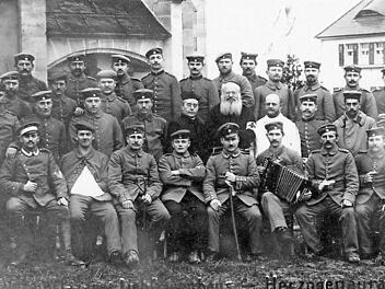 Zum Gruppenbild postierten sich Insassen, Ärzte und Pfleger des Lazaretts im Liebfrauenhaus. Foto: Archiv