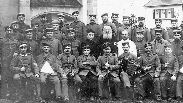Zum Gruppenbild postierten sich Insassen, Ärzte und Pfleger des Lazaretts im Liebfrauenhaus. Foto: Archiv