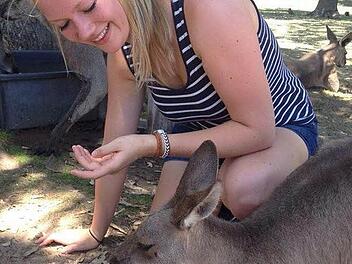 Was darf bei einem Trip durch Australien nicht fehlen? Natürlich - ein Känguru! Auch Linda hat bereits Bekanntschaft mit einem der flauschigen Beuteltiere machen können. Foto: privat