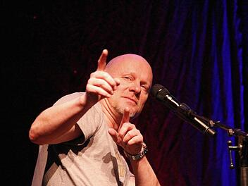 "Aprikosenmarmelade, viel mehr braucht man nicht zum Glück" , intoniert Hoffmann am Klavier. Foto: Josef Hofbauer