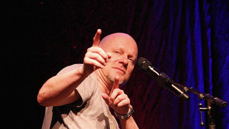 "Aprikosenmarmelade, viel mehr braucht man nicht zum Glück" , intoniert Hoffmann am Klavier. Foto: Josef Hofbauer