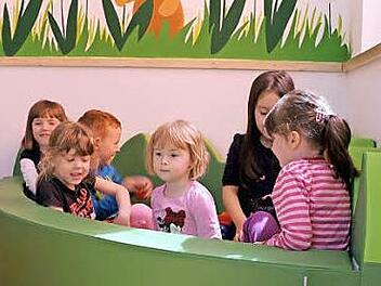 Bereits vor der offiziellen Segnung und Inbetriebnahme durften die Kindergartenkinder im "Bällchen-Bad" spielen.  Foto: Michael Wunder