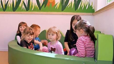 Bereits vor der offiziellen Segnung und Inbetriebnahme durften die Kindergartenkinder im "Bällchen-Bad" spielen.  Foto: Michael Wunder