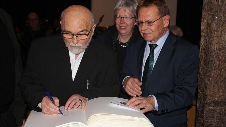Heinrich Schreiber (links) trägt sich an seinem 80. Geburtstag ins Goldene Buch der Stadt Kronach ein. Mit im Bild Bürgermeister Wolfgang Beiergrößlein und Dekanin Dorothea Richter.  Foto: Mariell Dörrschmidt