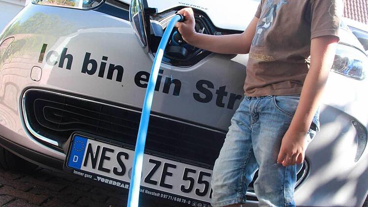 Wer sich einen "Stromer" anschafft, bekommt eine Prämie. Wirkt der Kauf-Anreiz? Eine Familie aus Nüdlingen macht den Test. Ob Alexander Stahl eine Tankstelle bald nur noch anfährt, um den Reifendruck zu kontrollieren? Foto: Carmen Schmitt