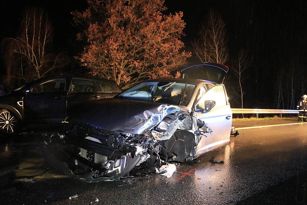 Drei Fahrzeuge krachen in Unfallstelle