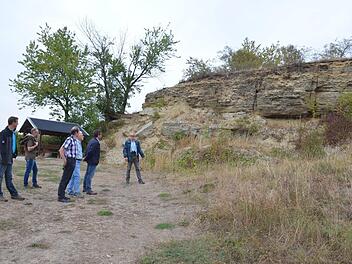 Frank Reißenweber (rechts) erklärt Teilnehmern der LPV-Exkursion den Wert des Steinbruchs am Fechheimer Berg für den Naturschutz und zeigt auf, wie der Verband dort gezielt die Natur fördert. Rainer Lutz