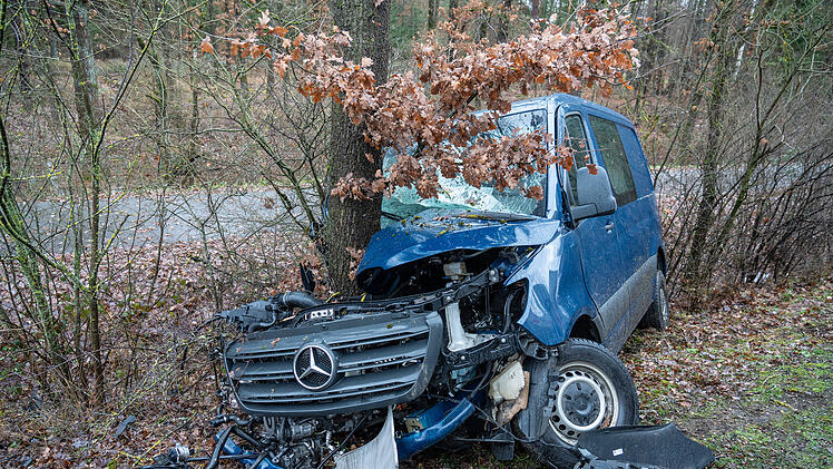Zu knapp &uuml;berholt: Auto kommt von Stra&szlig;e ab und prallt gegen Baum