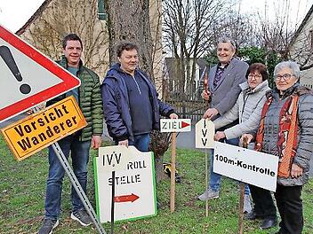 Die beiden Vereinsvorsitzenden Herbert Orth (M.) und Edmund Sp&ouml;rl (2.&nbsp;v.&nbsp;l.) werben mit Wanderwart Tobias Dauer (l.) sowie Franziska Sp&ouml;rl und Christine Wagner (r.) f&uuml;r die Wandertage am Wochenende in Hallerndorf.