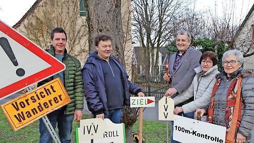 Die beiden Vereinsvorsitzenden Herbert Orth (M.) und Edmund Sp&ouml;rl (2.&nbsp;v.&nbsp;l.) werben mit Wanderwart Tobias Dauer (l.) sowie Franziska Sp&ouml;rl und Christine Wagner (r.) f&uuml;r die Wandertage am Wochenende in Hallerndorf.
