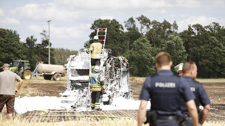 M&auml;hdrescher ger&auml;t in Brand: Feuer greift auf Feld &uuml;ber