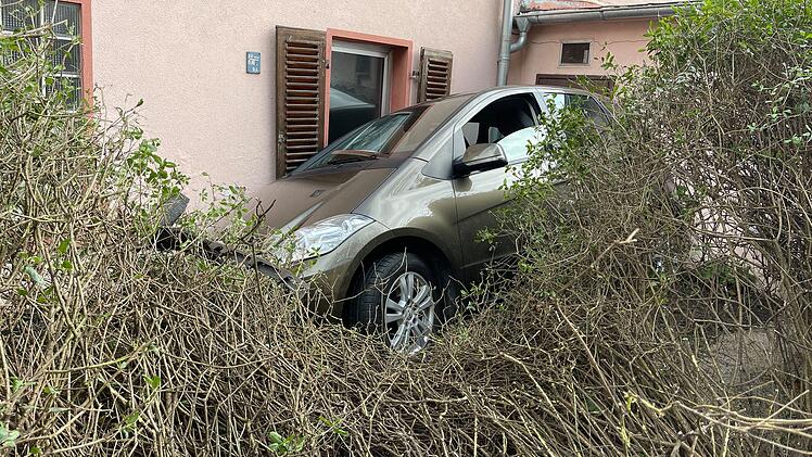 Rentner kommt von Bremse ab und fährt versehentlich in Hecke