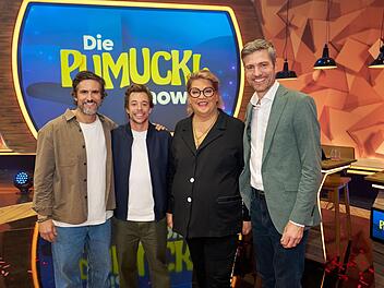 In der ersten Ausgabe der neuen "Pumuckl Show" k&auml;mpfen Tom Beck (links), Ilka Bessin und Ingo Zamperoni (rechts) um 50.000 Euro f&uuml;r einen guten Zweck. Moderiert wird der familienfreundliche Spielspa&szlig; von Tobias Krell, alias "Checker Tobi".