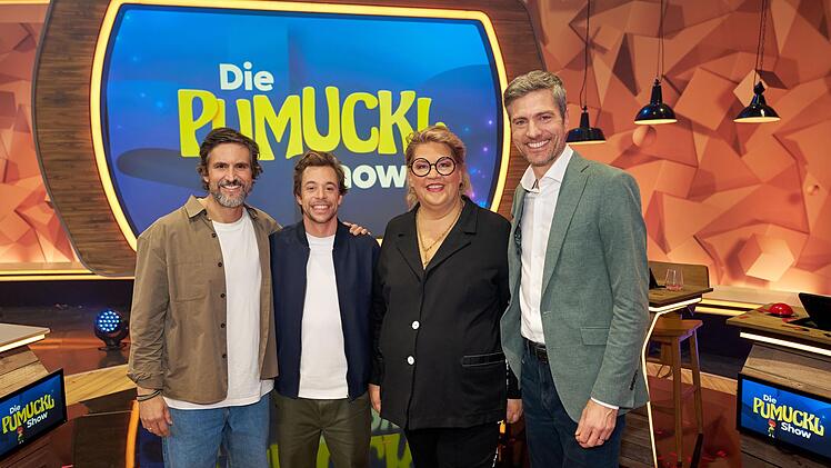 In der ersten Ausgabe der neuen "Pumuckl Show" k&auml;mpfen Tom Beck (links), Ilka Bessin und Ingo Zamperoni (rechts) um 50.000 Euro f&uuml;r einen guten Zweck. Moderiert wird der familienfreundliche Spielspa&szlig; von Tobias Krell, alias "Checker Tobi".