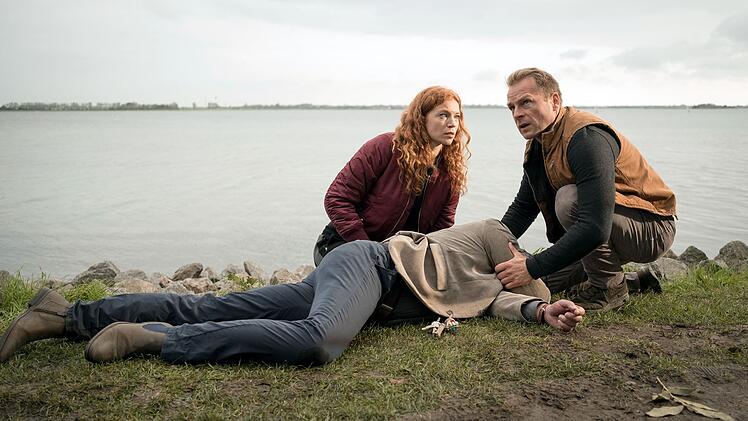 Arzthelferin Jule (Marleen Lohse) und Hauke Jacobs (Hinnerk Sch&ouml;nemann) haben einen Toten hinterm Deich gefunden.