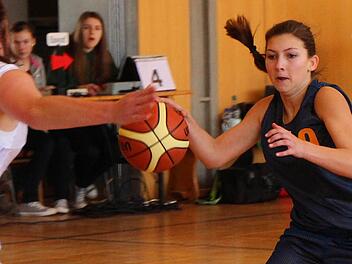 Münsterschwarzachs Spielmacherin Lena Grießmann beim Versuch durch die beiden Würzburgerinnen Ulrike Wolf (9) und Jacqueline Becker hindurch zu trippeln.