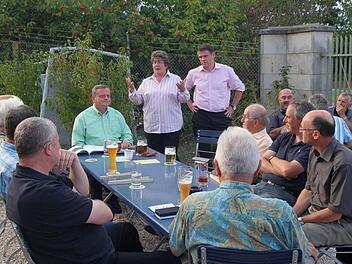 Politik beim "Biergarten-Gespräch" mit MdL Manfred Ländner (grünes Hemd), CSU-Ortsvorsitzende Gabi Rögner und Landtagskandidat Steffen Vogel (stehend) sowie Landratskandidat Wilhelm Schneider (rechts) diskutierten eifrig mit. Foto: Günther Geiling