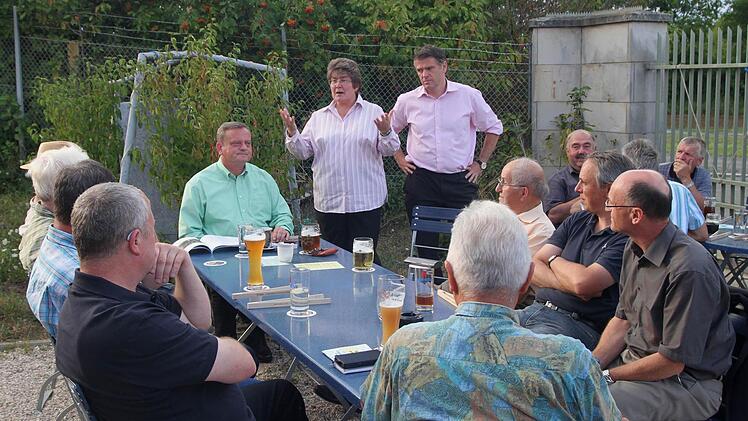 Politik beim "Biergarten-Gespräch" mit MdL Manfred Ländner (grünes Hemd), CSU-Ortsvorsitzende Gabi Rögner und Landtagskandidat Steffen Vogel (stehend) sowie Landratskandidat Wilhelm Schneider (rechts) diskutierten eifrig mit. Foto: Günther Geiling