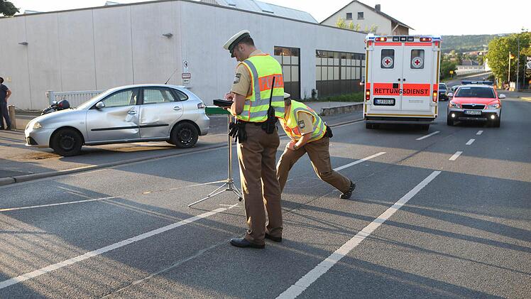 Am Sonntagabend (22.06.2014) wollte ein circa 25-Jähriger mit seinem Seat in Altenkunstadt (Lkr. Lichtenfels) von der St2191 kurz vor der Mainbruecke nach links in eine Hauseinfahrt abbiegen. Ein nachfolgender 49-jähriger Rollerfahrer erkannte die Situation zu spaet, setzte zum Ueberholen an und krachte frontal in die Fahrerseite des Seats. Der Zweiradfahrer zog sich dabei lebensgefährliche Verletzungen zu und musste mittels Rettungshubschrauber in eine Spezialklinik geflogen werden. Im Auftr...