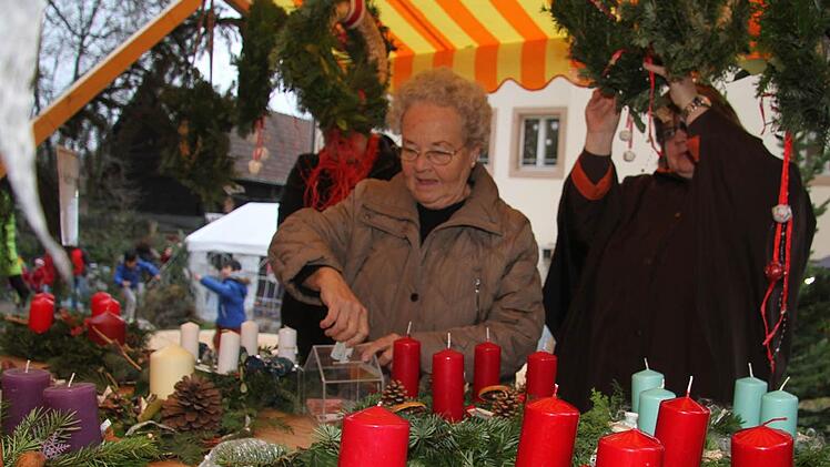 Adventsgestecke gibt es beim Weihnachtsmarkt vor der Villa der Geschwister-Gummi-Stiftung. Fotos: Sonja Adam