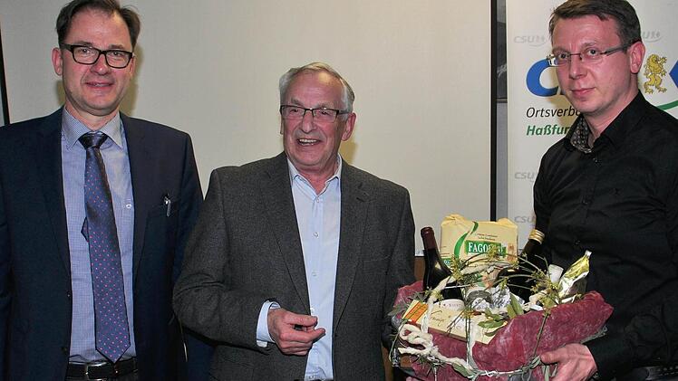 Der bisherige Vorsitzende des CSU-Ortsverbandes, Wolfgang Hömer (links), der sich 16 Jahre in der Vorstandschaft engagiert hatte, wurde in der Jahresversammlung verabschiedet. Die Würdigung seiner Verdienste übernahm Schatzmeister Karl-Heinz Eppelein (Mitte). Mit im Bild der Schriftführer Stephan Schneider.