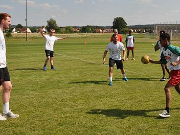 Die TSHler um Philipp Wolf (links) nahmen es beim Feldhandball auch mit einem Team afrikanischer Flüchtlinge auf. Fotos: privat