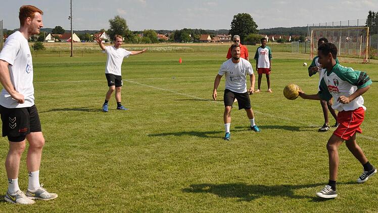 Die TSHler um Philipp Wolf (links) nahmen es beim Feldhandball auch mit einem Team afrikanischer Flüchtlinge auf. Fotos: privat