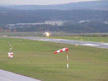 Noch nutzen Coburger Firmen den Flugplatz Brandensteinsebene (Archivfoto vom November 2013). Aber sie drängen auf den Bau eines neuen Verkehrslandeplatzes, mit einer längeren Landebahn und uneingeschränkt für den Instrumentenflug tauglich. Foto: Simone Bastian
