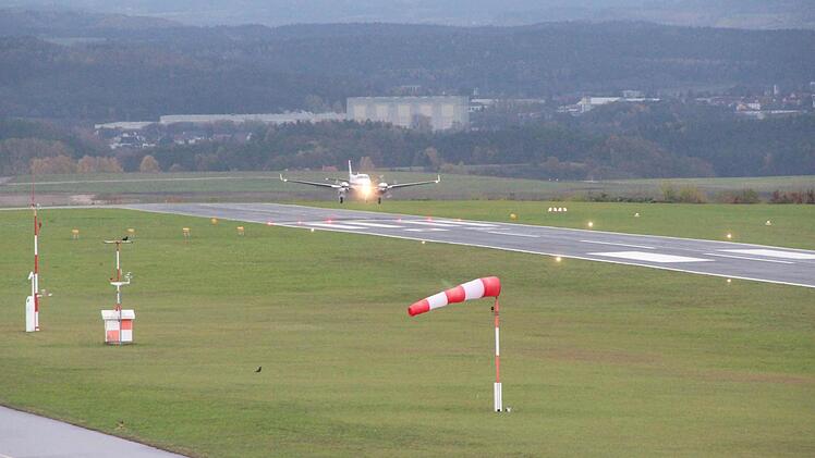 Noch nutzen Coburger Firmen den Flugplatz Brandensteinsebene (Archivfoto vom November 2013). Aber sie drängen auf den Bau eines neuen Verkehrslandeplatzes, mit einer längeren Landebahn und uneingeschränkt für den Instrumentenflug tauglich. Foto: Simone Bastian