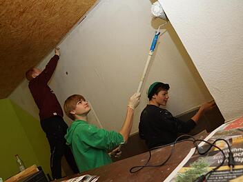 Juz-Vorsitzender Yannick Hüfner (Mitte) und seine Kumpels renovieren den Barbereich. Foto: Arkadius Guzy