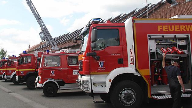Die Kulmbacher Feuerwehr verf&uuml;gt &uuml;ber 14 Fahrzeuge und f&uuml;nf Anh&auml;nger. Ein Kommandowagen hat einen Motorschaden und muss dringend ersetzt werden. Foto: Sonja Adam