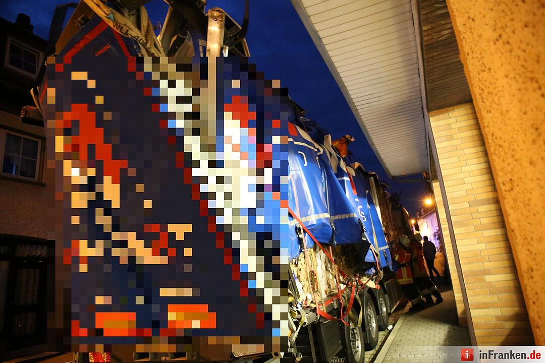 Lkw bleibt in Gefrees an Vordach hängen