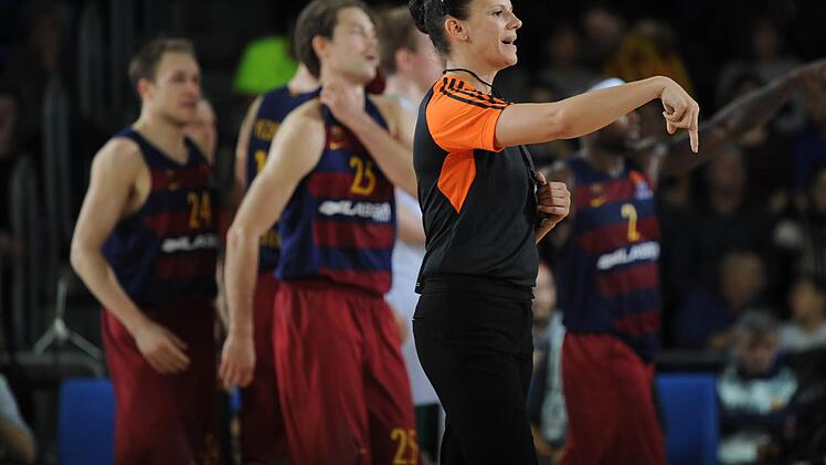 Umringt von den Basketball-Stars (hier vom FC Barcelona) bleibt Anne Panther cool. Foto: Euroleague