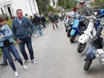 Zum Vespa-Mekka wurde wieder Maineck. Zahlreiche Besucher flanierten an Dutzenden von Maschinen vorbei.Stephan Stöckel