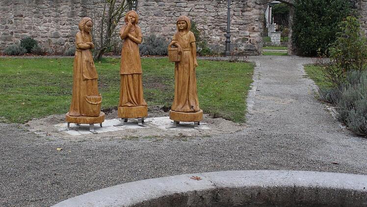 Nahe beim Brunnen (im Vordergrund) fanden die drei "Heuchelheimer Brunnenmädchen" ihren Platz. Evi Seeger