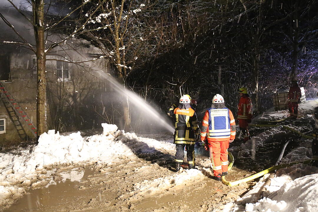Dachstuhlbrand nahe Helmbrechts in Oberfranken hält Feuerwehr in Atem