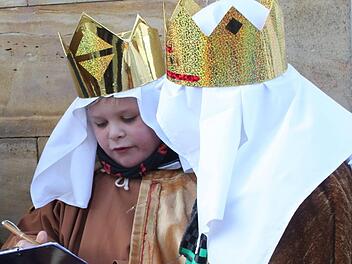 Kinder bereiten sich auf die Sternsingeraktion vor.     Foto: Popp