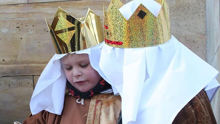 Kinder bereiten sich auf die Sternsingeraktion vor.     Foto: Popp