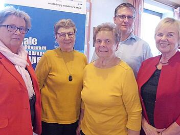 VdK-Bezirksfrau Brigitte Kellner (von links), Kreisfrau Brigitte Mauser, stellvertretende Kreisvorsitzende Heidi Förtsch, Kreisgeschäftsführer Günther Edl und stellvertretende Kreisfrau Inge Baume Foto: Heidi Amon