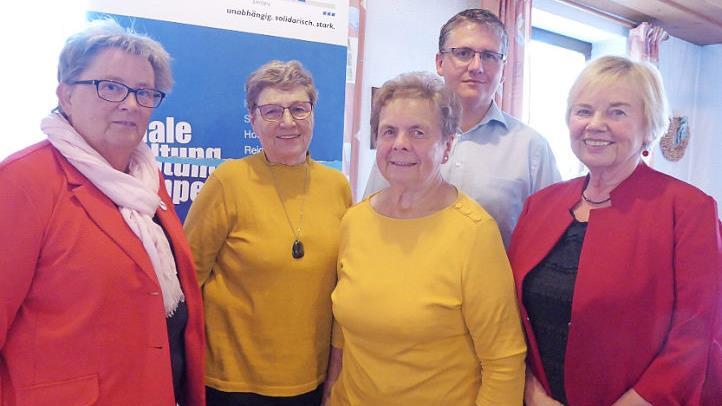 VdK-Bezirksfrau Brigitte Kellner (von links), Kreisfrau Brigitte Mauser, stellvertretende Kreisvorsitzende Heidi Förtsch, Kreisgeschäftsführer Günther Edl und stellvertretende Kreisfrau Inge Baume Foto: Heidi Amon
