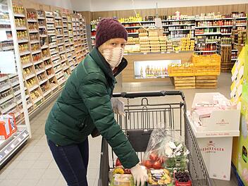 Christine Geuter tr&auml;gt beim Einkauf einen Mundschutz der "Marke Eigenbau", da im Handel kaum mehr welche erh&auml;ltlich sind. Die 36-J&auml;hrige sch&uuml;tzt durch ihre Vorsicht auch den Gro&szlig;vater. Der lebt mit ihr in einer Wohnung und ist in Zeiten von Corona eine Risikoperson.  Foto: Sven D&ouml;rr