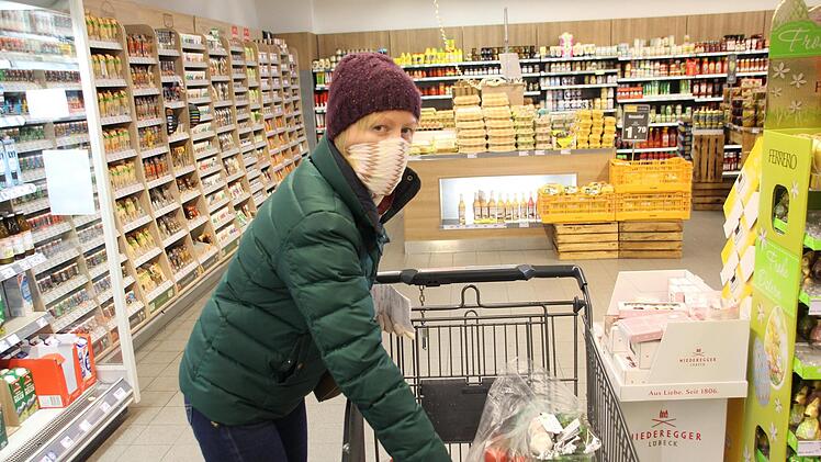 Christine Geuter tr&auml;gt beim Einkauf einen Mundschutz der "Marke Eigenbau", da im Handel kaum mehr welche erh&auml;ltlich sind. Die 36-J&auml;hrige sch&uuml;tzt durch ihre Vorsicht auch den Gro&szlig;vater. Der lebt mit ihr in einer Wohnung und ist in Zeiten von Corona eine Risikoperson.  Foto: Sven D&ouml;rr