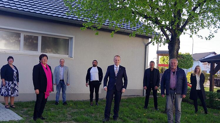 Bürgermeister Thomas Löffler (vierter von rechts) vereidigte die neuen Gemeinderäte (hinten von links) Anke Weiß, Frank Hirschböck, Tamaz Chinchaladze, Norbert Fehn und Christina Neubauer. Mit im Bild sind Zweite Bürgermeisterin Monika Barnickel (vorne links) und Dritter Bürgermeister Klaus Neubauer (vorne rechts).Heike Schülein