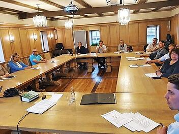 Oliver Plewa (vorne rechts) führt ab sofort den Vorsitz beim Abwasserverband Steinachtal. Foto: Maria Löffler