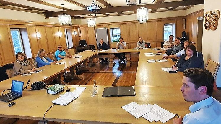 Oliver Plewa (vorne rechts) führt ab sofort den Vorsitz beim Abwasserverband Steinachtal. Foto: Maria Löffler