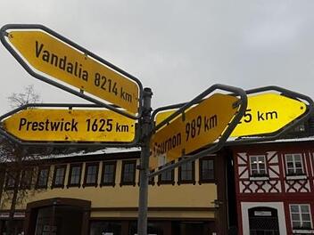 Der Wegweiser auf dem Lichtenfelser Marktplatz gibt die Entfernungen in die Partnerstädte an.