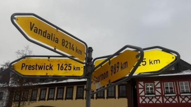 Der Wegweiser auf dem Lichtenfelser Marktplatz gibt die Entfernungen in die Partnerstädte an.