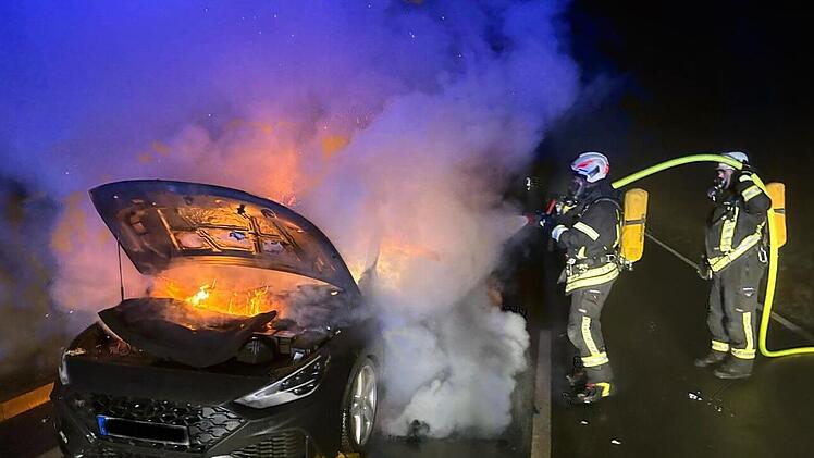 Pressig: Auto steht in Flammen