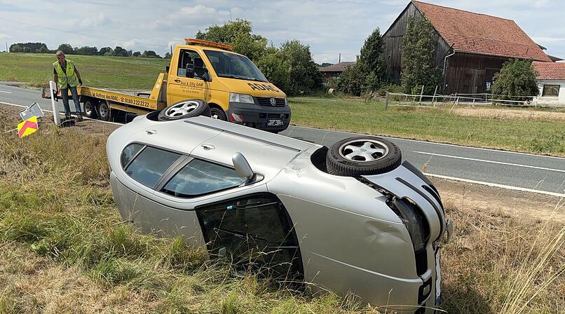 Wespe verursacht Unfall - Fahrer (56) landet in Stra&szlig;engraben